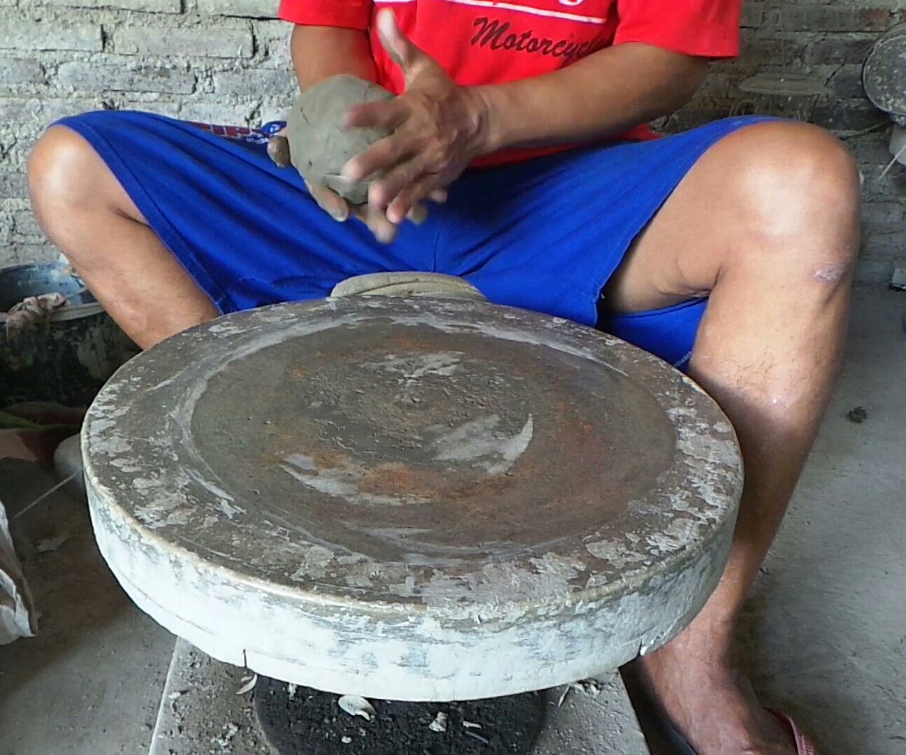 Foto langkah  langkah  dan proses membuat keramik dari tanah  